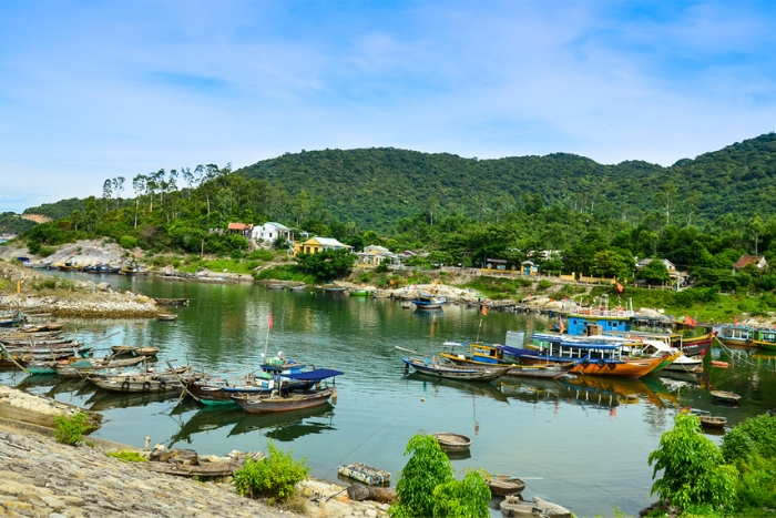 Discover traditional fishing village in Hon Lao